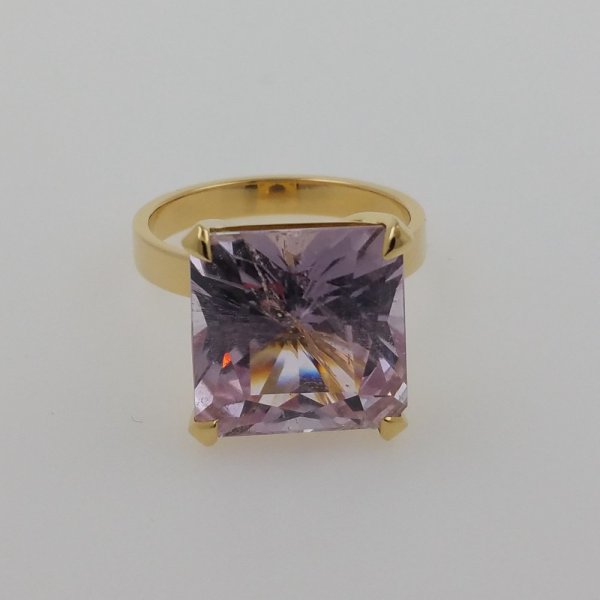 18k. yellow gold ring with spectacular natural kunzite of 12.61 carat