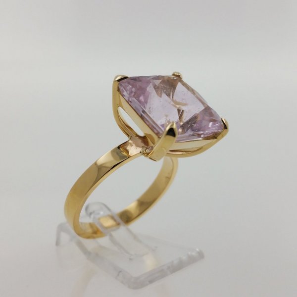 18k. yellow gold ring with spectacular natural kunzite of 12.61 carat