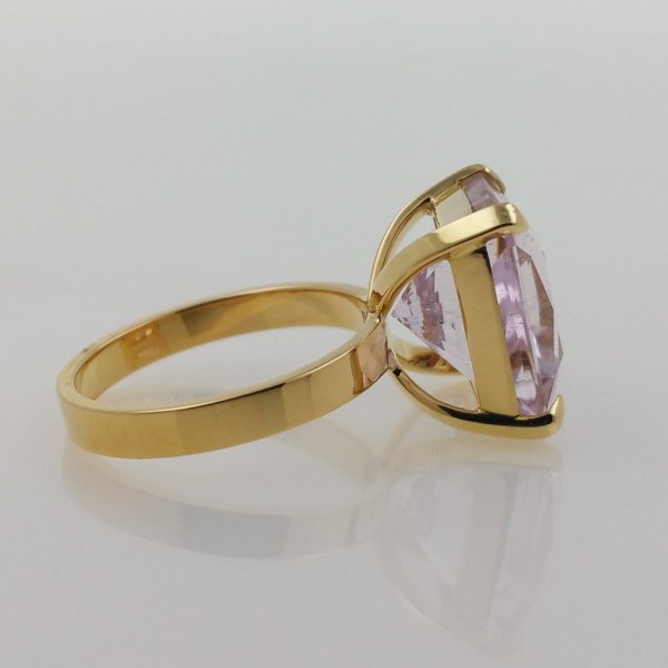 18k. yellow gold ring with spectacular natural kunzite of 12.61 carat