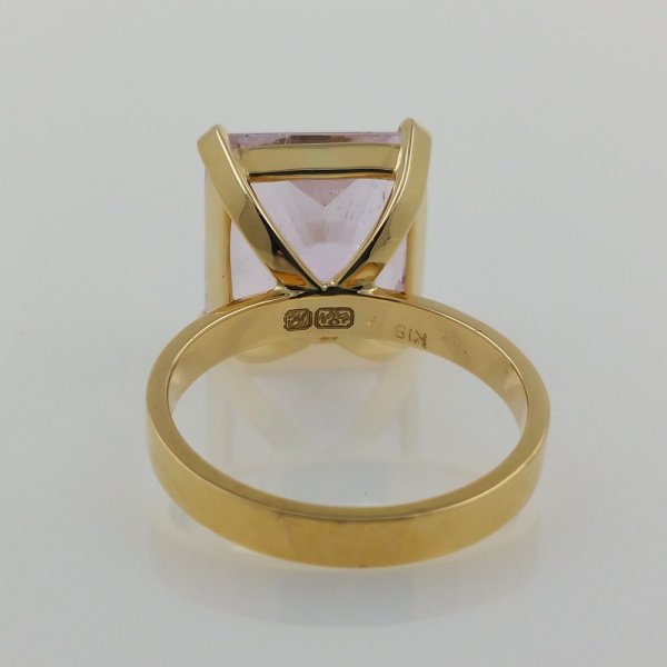 18k. yellow gold ring with spectacular natural kunzite of 12.61 carat
