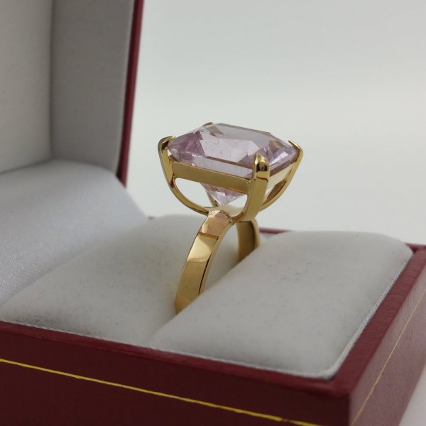 18k. yellow gold ring with spectacular natural kunzite of 12.61 carat