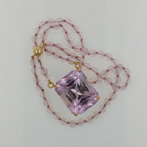 18k. yellow gold necklace with spectacular natural kunzite of 127.41 carat