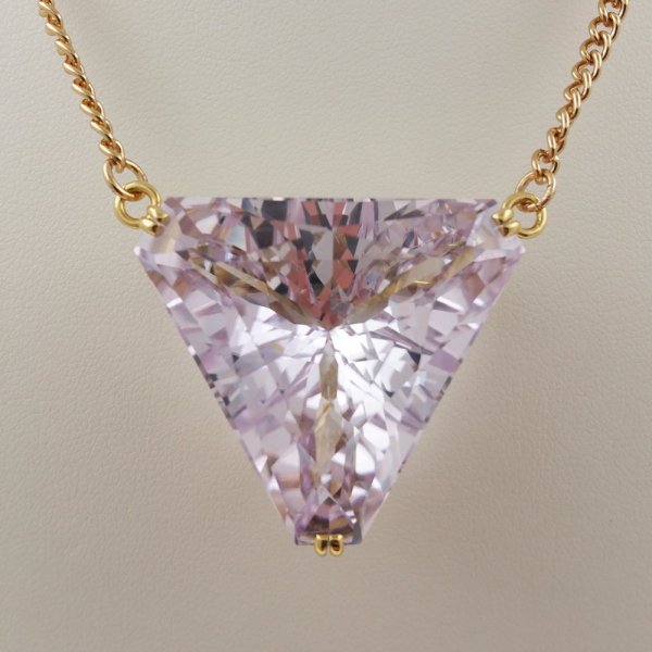 14k. yellow gold pendant with spectacular natural kunzite of 85.05 carat