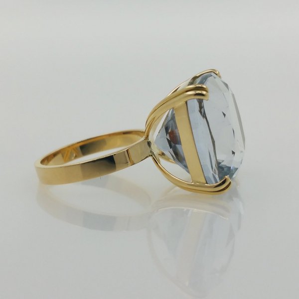 14k. yellow gold ring with spectacular natural blue spodumene of 34.06 carat