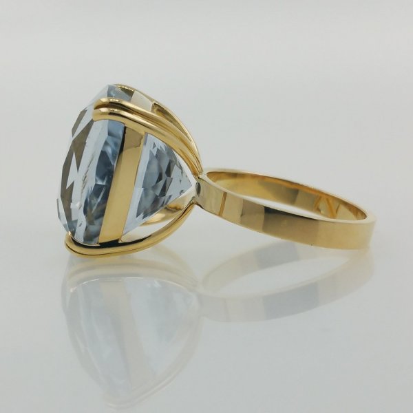 14k. yellow gold ring with spectacular natural blue spodumene of 34.06 carat