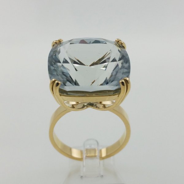 14k. yellow gold ring with spectacular natural blue spodumene of 34.06 carat