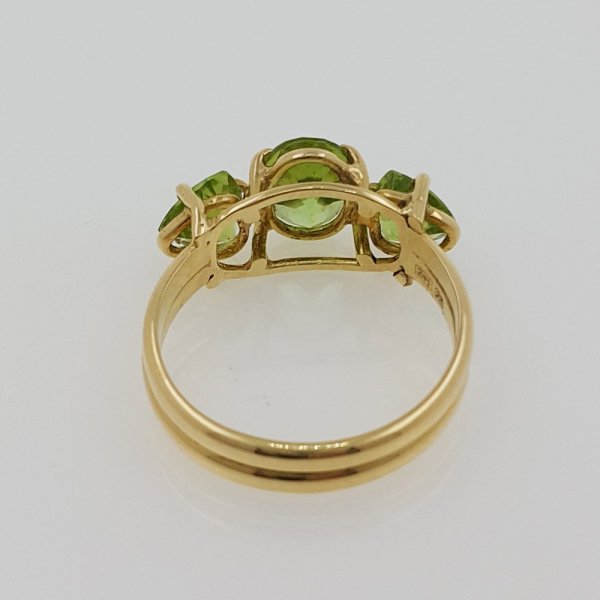 18k. yellow gold ring with natural Peridot 4.01 carat