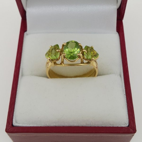 18k. yellow gold ring with natural Peridot 4.01 carat