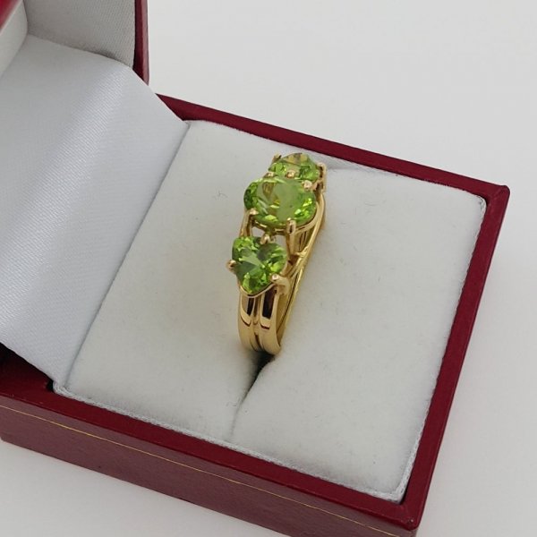 18k. yellow gold ring with natural Peridot 4.01 carat