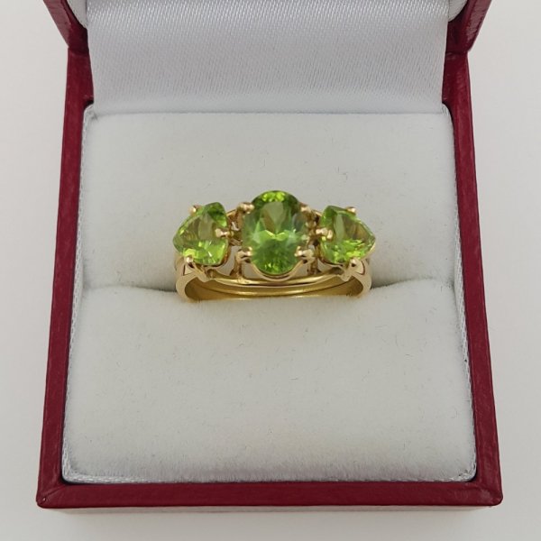 18k. yellow gold ring with natural Peridot 4.01 carat