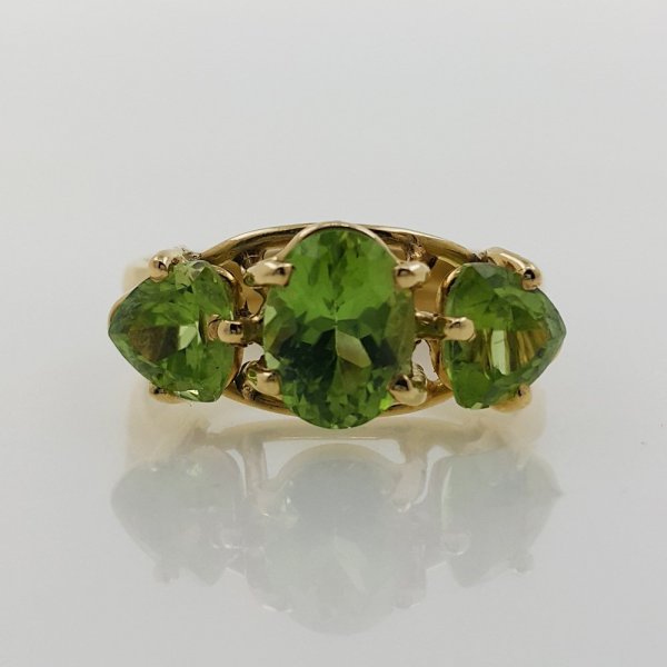 18k. yellow gold ring with natural Peridot 4.01 carat