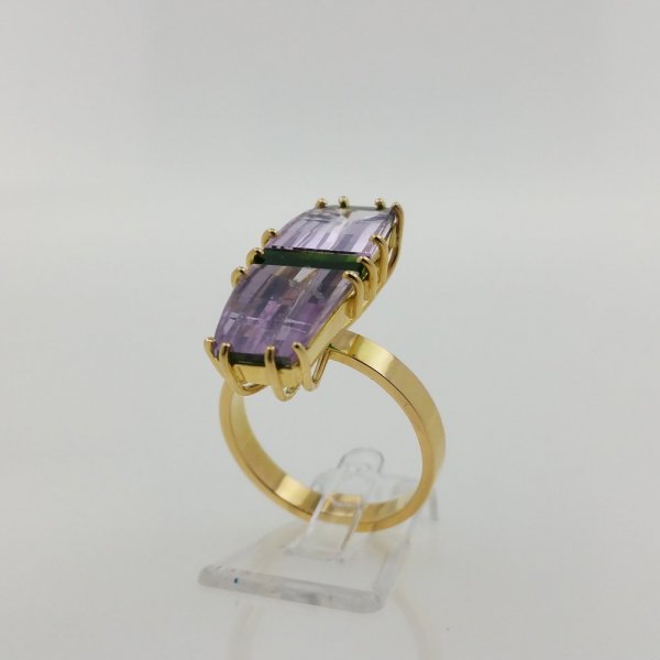 18k. yellow gold ring with natural Kunzite and Diopside of 9.65 carat