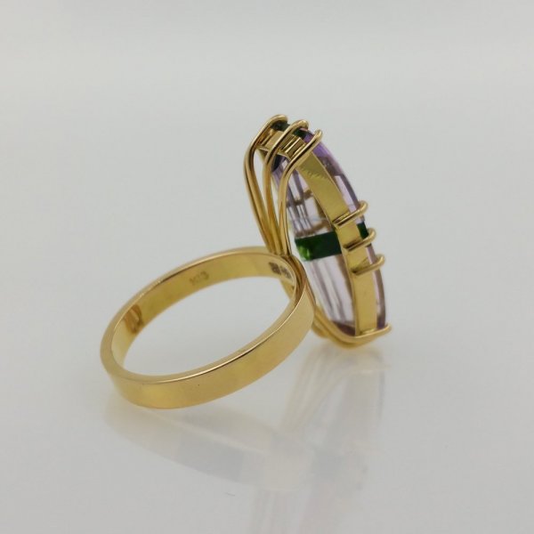 18k. yellow gold ring with natural Kunzite and Diopside of 9.65 carat