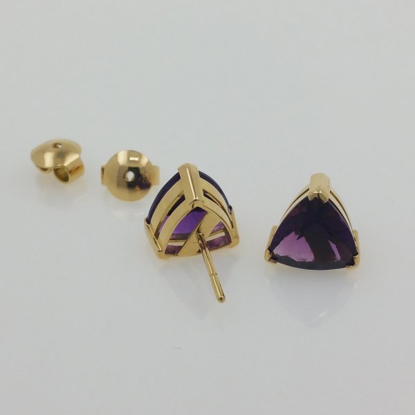 18k. yellow gold earrings with natural Amethyst of 6.80 carat