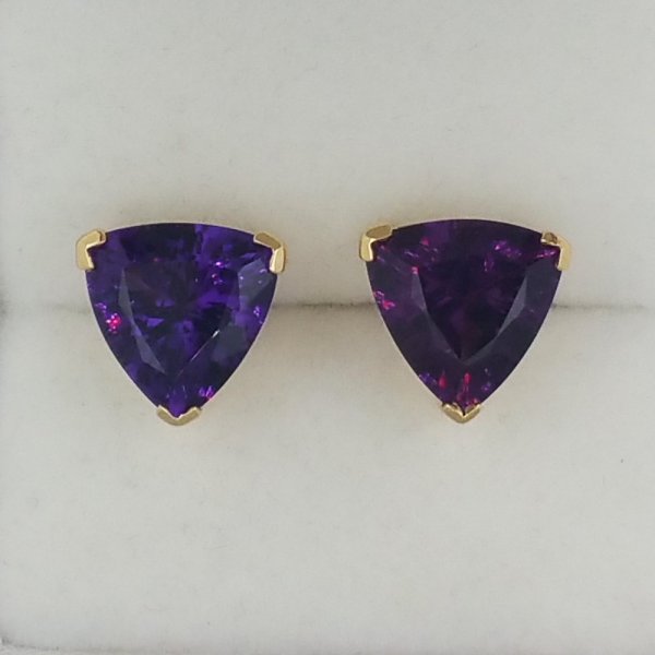 18k. yellow gold earrings with natural Amethyst of 6.80 carat