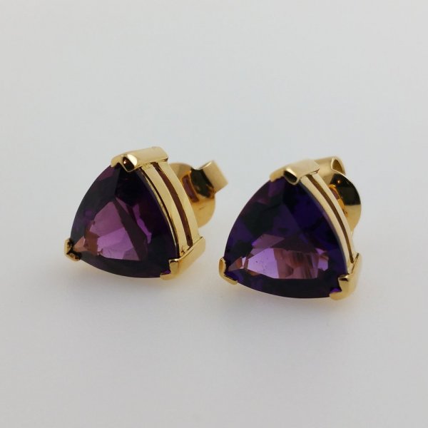 18k. yellow gold earrings with natural Amethyst of 6.80 carat