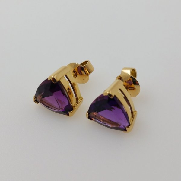 18k. yellow gold earrings with natural Amethyst of 6.80 carat