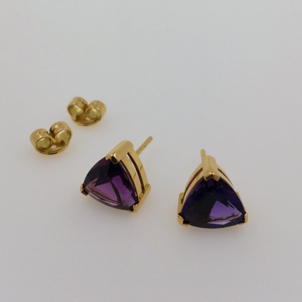 18k. yellow gold earrings with natural Amethyst of 6.80 carat