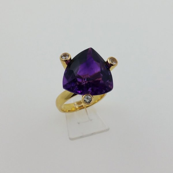 18k. yellow gold ring with 1 Amethyst and 3 Sapphires total of 15.75 carat