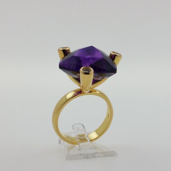 18k. yellow gold ring with 1 Amethyst and 3 Sapphires total of 15.75 carat