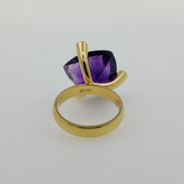 18k. yellow gold ring with 1 Amethyst and 3 Sapphires total of 15.75 carat
