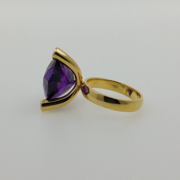 18k. yellow gold ring with 1 Amethyst and 3 Sapphires total of 15.75 carat