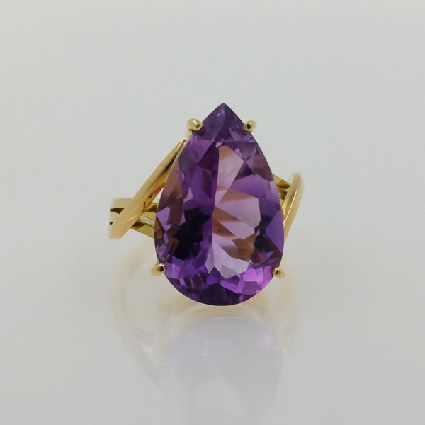 18k. yellow gold ring with natural Amethyst of 12.04 carat
