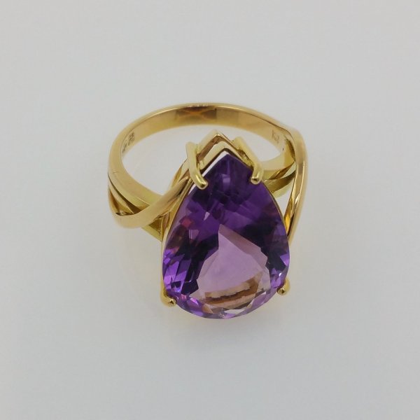18k. yellow gold ring with natural Amethyst of 12.04 carat