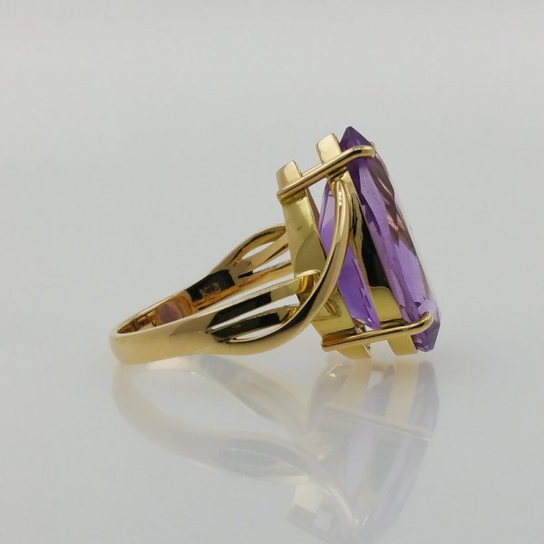 18k. yellow gold ring with natural Amethyst of 12.04 carat