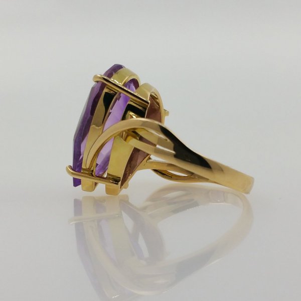 18k. yellow gold ring with natural Amethyst of 12.04 carat