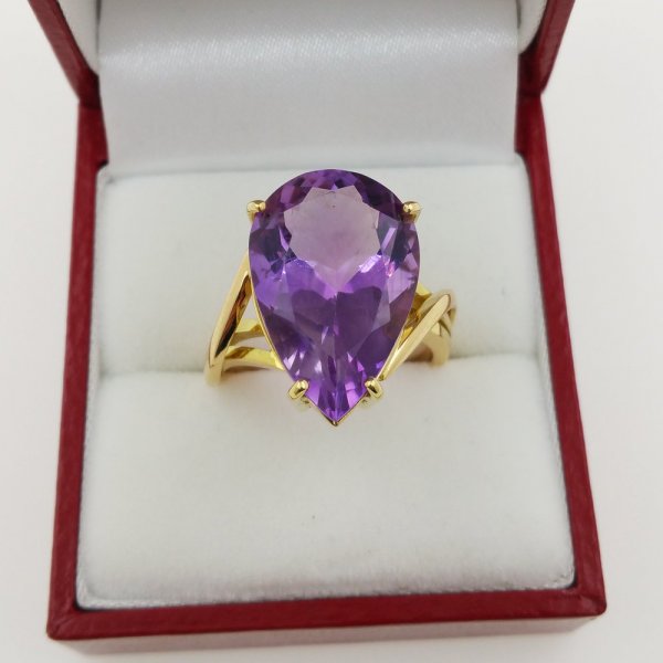 18k. yellow gold ring with natural Amethyst of 12.04 carat