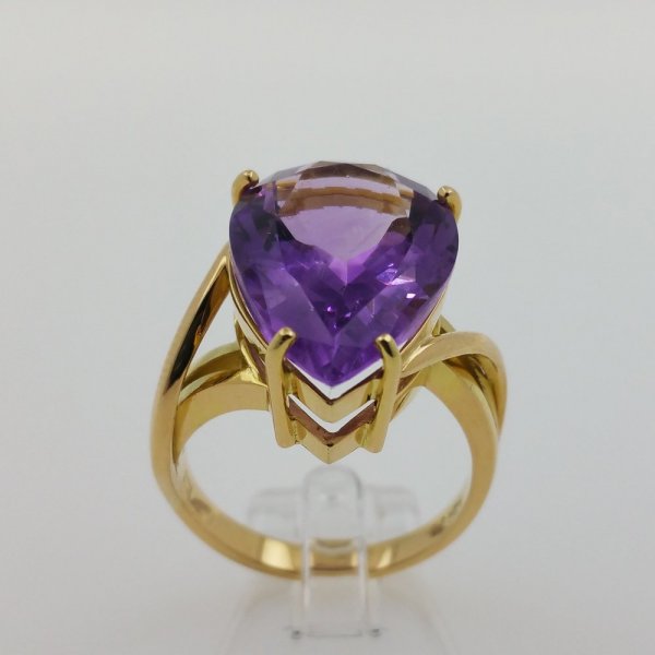18k. yellow gold ring with natural Amethyst of 12.04 carat