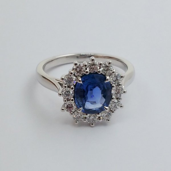 18 k. White gold diamonds & sapphire ring - 2.29 carat