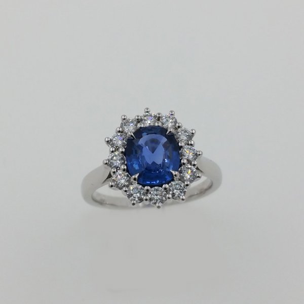 18 k. White gold diamonds & sapphire ring - 2.29 carat