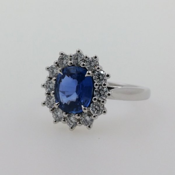18 k. White gold diamonds & sapphire ring - 2.29 carat