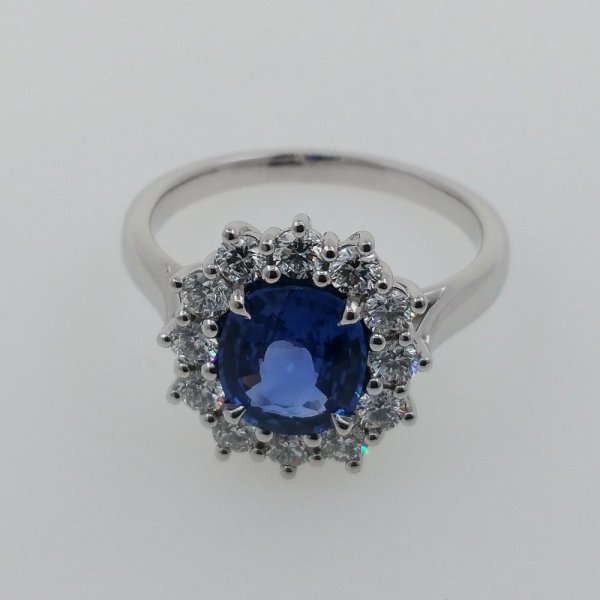 18 k. White gold diamonds & sapphire ring - 2.29 carat