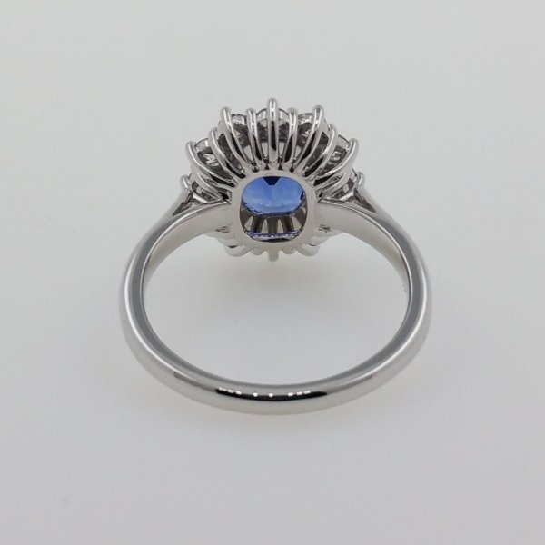 18 k. White gold diamonds & sapphire ring - 2.29 carat