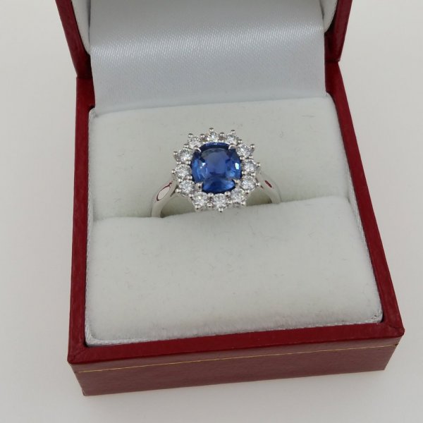 18 k. White gold diamonds & sapphire ring - 2.29 carat