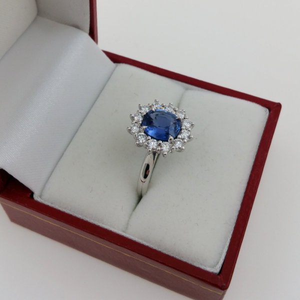 18 k. White gold diamonds & sapphire ring - 2.29 carat