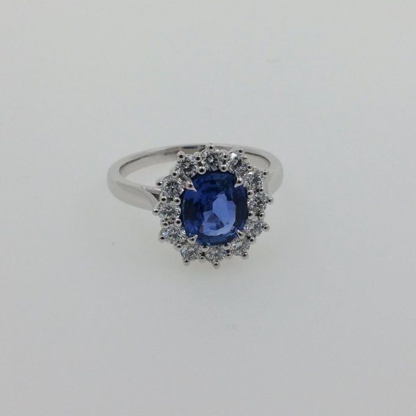 18 k. White gold diamonds & sapphire ring - 2.29 carat