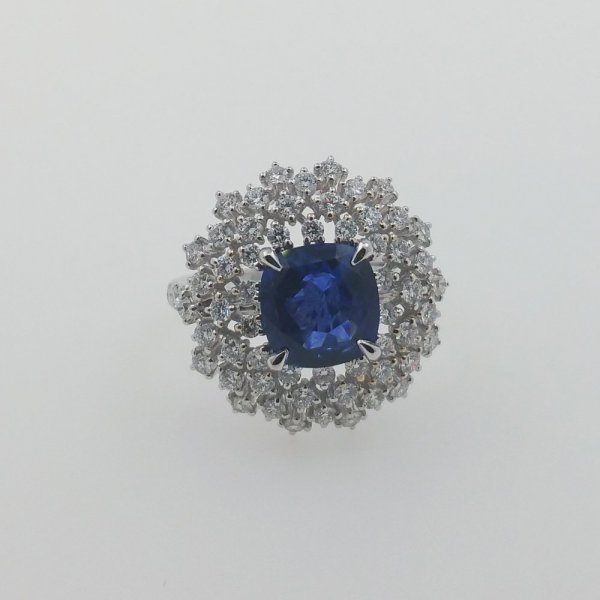 18 k. White gold diamonds & sapphire ring - 4.59 carat