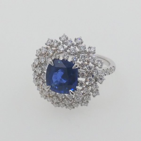 18 k. White gold diamonds & sapphire ring - 4.59 carat