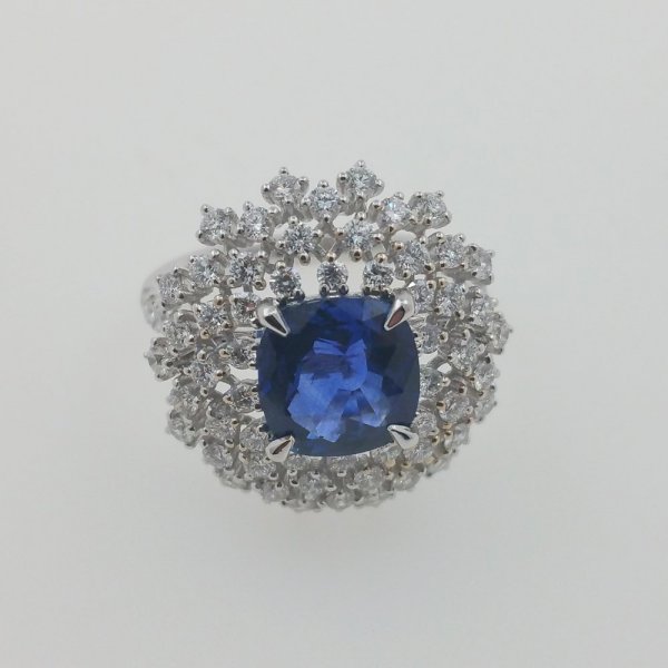 18 k. White gold diamonds & sapphire ring - 4.59 carat