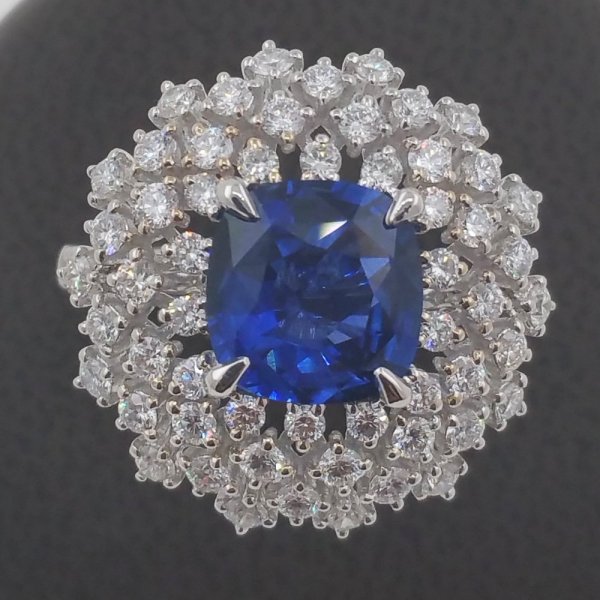 18 k. White gold diamonds & sapphire ring - 4.59 carat