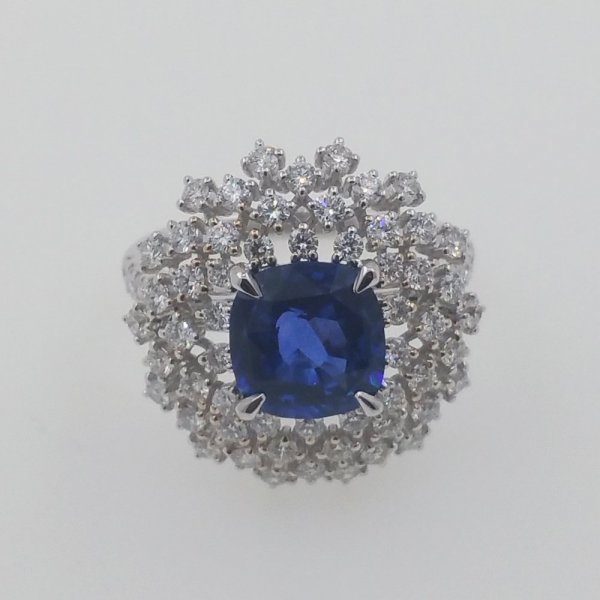 18 k. White gold diamonds & sapphire ring - 4.59 carat