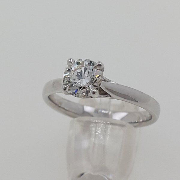 18k. white gold diamond soliter ring - 0.90 carat