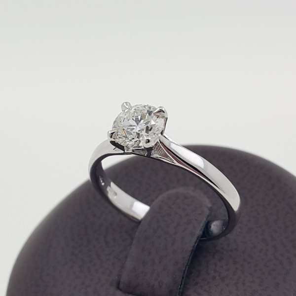 18k. white gold diamond soliter ring - 0.90 carat