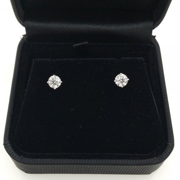 18 k. white gold diamond stud earrings - 1.00 carat