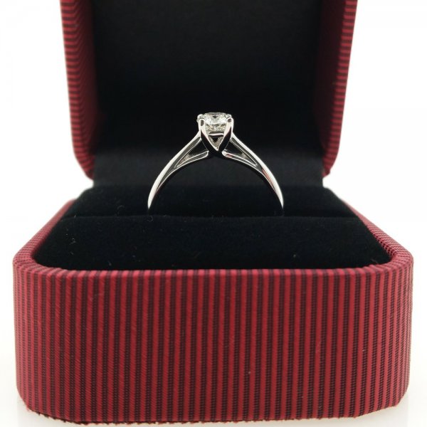 18 k. White gold diamond soliter ring - 0.56 carat