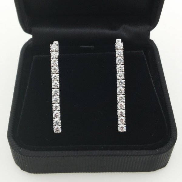 18 k. White gold diamonds earrings - 2.50 carat